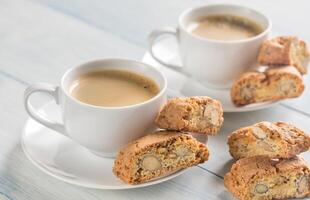 dois copos do café com cantuccini foto