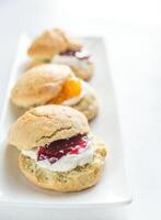 scones com creme e fruta geléia foto