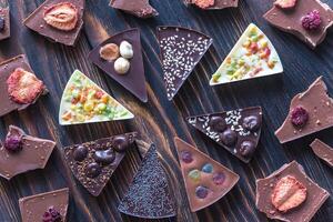 chocolate doces com diferente coberturas foto