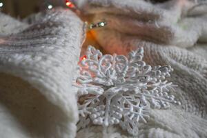branco tricotado textura com decoração. suave roupas. inverno temporada. foto