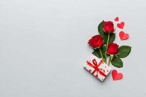 dia dos namorados dia composição com rosa flor, vermelho coração e presente caixas em mesa. mãe dia e aniversário saudações, cópia de espaço, topo Visão foto