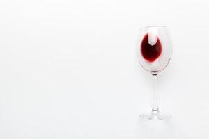 1 óculos do vermelho vinho às vinho degustação. conceito do vermelho vinho em colori fundo. topo visualizar, plano deitar Projeto foto