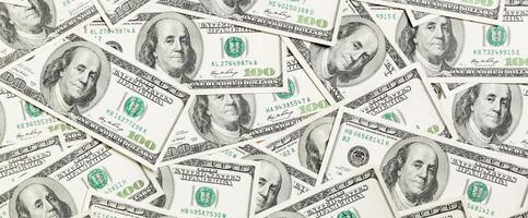 vista superior de notas de cem dólares feitas como pano de fundo. conceito de moeda usd. textura de dólares americanos foto