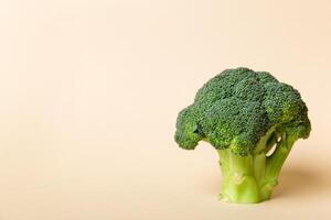 topo Visão fresco verde brócolis vegetal em colori fundo. brócolis repolho cabeça saudável ou vegetariano Comida conceito. plano deitar. cópia de espaço foto