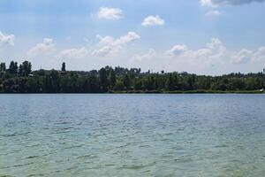 lindo azul lago. verão panorama. a beleza do natureza. foto