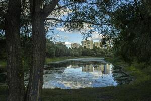 lindo lago panorama e nublado céu. foto