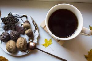 café da manhã com café e lanches em a janela peitoril. foto