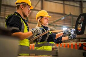 ator engenheiro trabalhadores em pé para ao controle painel trocar. pessoas trabalho às pesado máquina às indústria fábrica. com maquinaria equipamento plantar tecnologia. inteligente indústria trabalhador operativo. foto