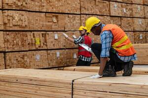 africano trabalhadores homem Engenharia caminhando e inspecionando com trabalhando suíte vestir e mão luva dentro madeira madeira armazém. conceito do inteligente indústria trabalhador operativo. madeira fábricas produzir madeira palato. foto