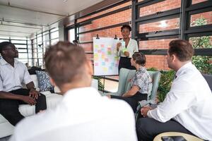 pessoas conversa e presente a projeto. relaxado informal o negócio companhia reunião. equipe líder debate Novo abordagens e Ideias com colegas. comece o negócio e empreendedorismo conceito. foto