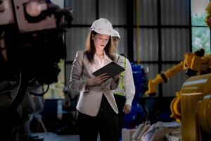 o negócio mulher e homem encontro e verificação Novo máquina robô. engenheiro caminhando às armazém indústria máquina. o negócio negociação conceitos e tecnologia. mulher é usando inteligente tábua para presente cara. foto