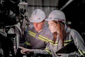 o negócio engenheiros Conheça e Verifica ao controle pesado máquina robô braço. diverso equipe do industrial robótica engenheiros colhido por aí máquina. profissional maquinaria operador usar industrial digital tábua. foto