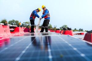 masculino trabalhadores reparar flutuando solar painéis em água lago. engenheiros construir em local flutuando solar painéis às Sol claro. limpar \ limpo energia para futuro vivendo. industrial renovável energia do verde poder. foto