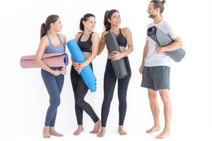 grupo do feliz desportivo mulheres e cara vestindo corpo à moda roupa de esporte segurando pessoal tapetes inclinou-se em uma branco fundo. esperando para ioga classe ou corpo peso aula. saudável estilo de vida e bem estar foto