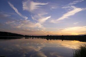 uma lindo pôr do sol às lago. foto