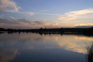 uma lindo pôr do sol às lago. foto