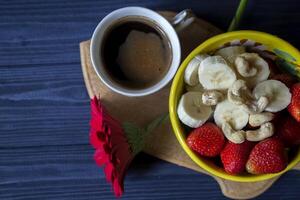 frutas e uma copo do café em uma cozinha mesa. foto