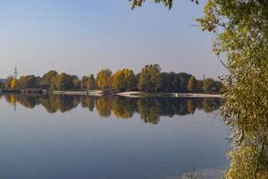 lindo outono panorama às lago. foto