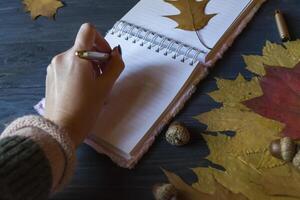 mão escrevendo dentro caderno. foto