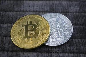 dourado e prata bitcoins em a de madeira fundo. a moedas do criptomoeda. foto