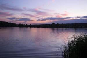 uma lindo pôr do sol às lago. foto