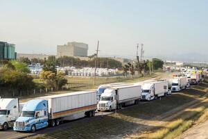 uma grupo do trechos de um filme preso dentro tráfego em uma rodovia foto