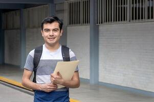 sorridente aluna segurando uma papel às escola foto