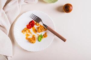 Pare Comida desperdício. sobras Comida em uma prato depois de jantar em a mesa topo Visão foto