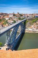 Visão do a histórico cidade do porto, Portugal com a dom luiz ponte. foto