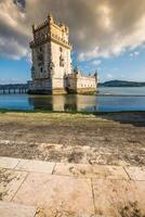 Lisboa, Portugal às belém torre em a tagus rio. foto
