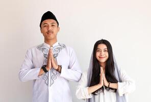muçulmano casal fazendo cumprimento gesto foto