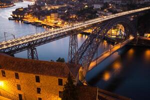 noite Visão do a histórico cidade do porto, Portugal com a dom luiz ponte foto