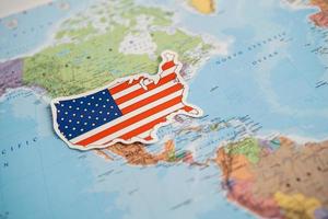 Bangkok, Tailândia - 20 de setembro de 2021 EUA bandeira da América no fundo do mapa do mundo. bandeira no fundo do mapa do mundo. foto