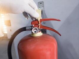 Verifica e inspeção a pressão calibre válvula fogo extintor, condição pó em a tubo fogo extintor. foto