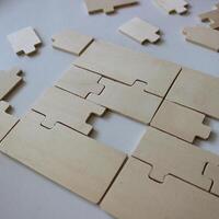 de várias ausência de peças dentro uma aproximadamente completo enigma fez a partir de de madeira fragmentos foto