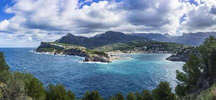 expansivo costeiro panorama do porta de Soldado com penhasco edifícios, Mallorca foto