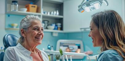 ai gerado dental consulta ortodontista discute procedimento com Senior paciente usando dental modelo às Dentistas escritório foto