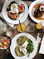 café da manhã com caçado ovos, caçado ovos e caçado salmão foto