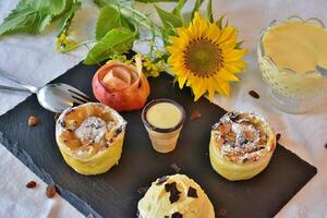 cremoso pastelaria com passas de uva e açoitado creme. foto