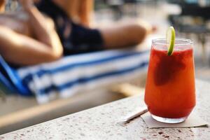 não alcoólico fruta coquetel de a piscina foto