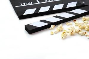 claquete ou filme ardósia Preto cor com Pipoca em branco fundo. cinema indústria, vídeo Produção e filme conceito. foto