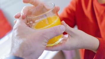 partilha uma momento do bem-estar. entrega sobre uma vidro do laranja suco foto