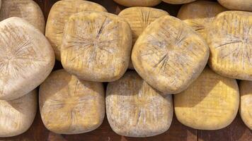 artesanal queijo rodas empilhado às uma rústico mercado impedir foto