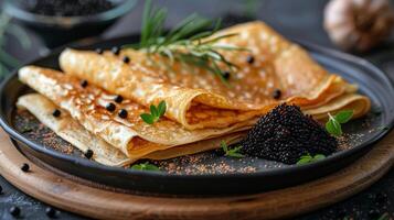 ai gerado Preto prato com crepes e Amora silvestre foto