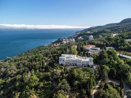 aéreo Visão do Livadia Palácio - localizado em a margens do a Preto mar dentro a Vila do Livadia dentro a yalta região do crimeia. Livadia Palácio estava uma verão retiro do a último russo czar nicholas ii foto