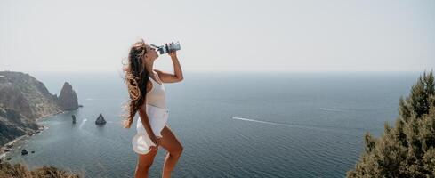 mulher verão viagem mar. feliz turista apreciar levando cenário ao ar livre para recordações. mulher viajante posando sobre mar baía cercado de vulcânico montanhas, partilha viagem aventura viagem foto