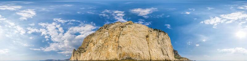 superior parte do panorama com nuvens dentro céu e montanhas, para fácil usar dentro 3d gráficos e panorama para compostos dentro aéreo e terra esférico panoramas Como uma céu cúpula. foto