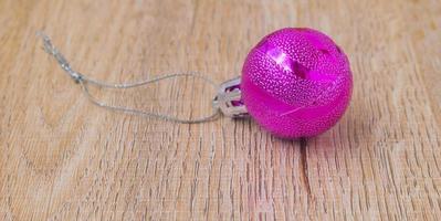 bola de natal no chão de madeira para o fundo de natal foto