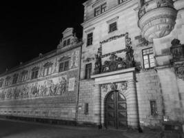 a cidade do Dresden às noite foto