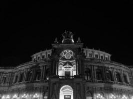 a cidade do Dresden às noite foto